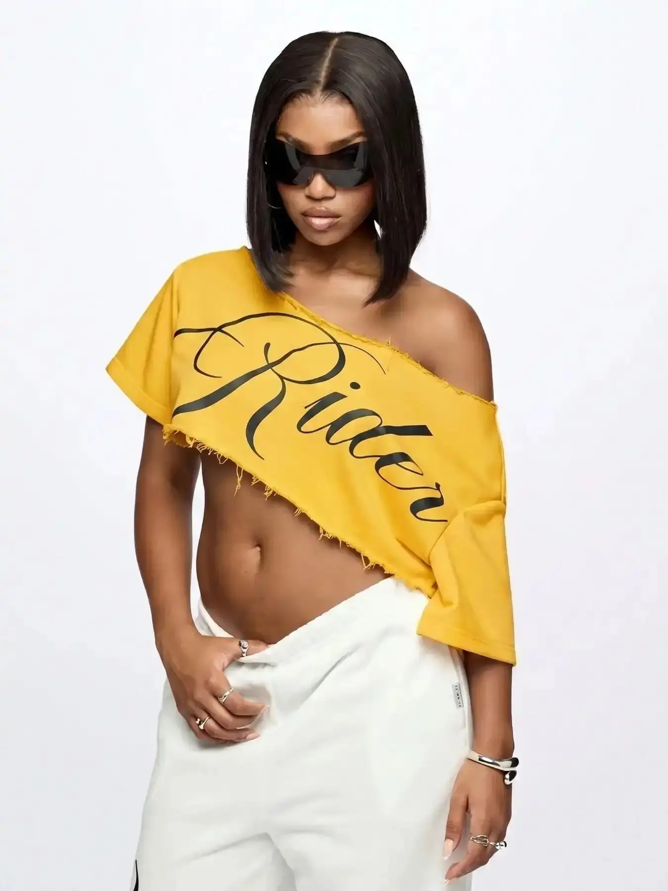 Women's Cursive Letter Print Asymmetrical Off-Shoulder Crop Tee, Raw Trim Short Sleeve Cropped T-Shirt, Summer Streetwear, Going Out Top, Casual date night flattering fit dressed down polished