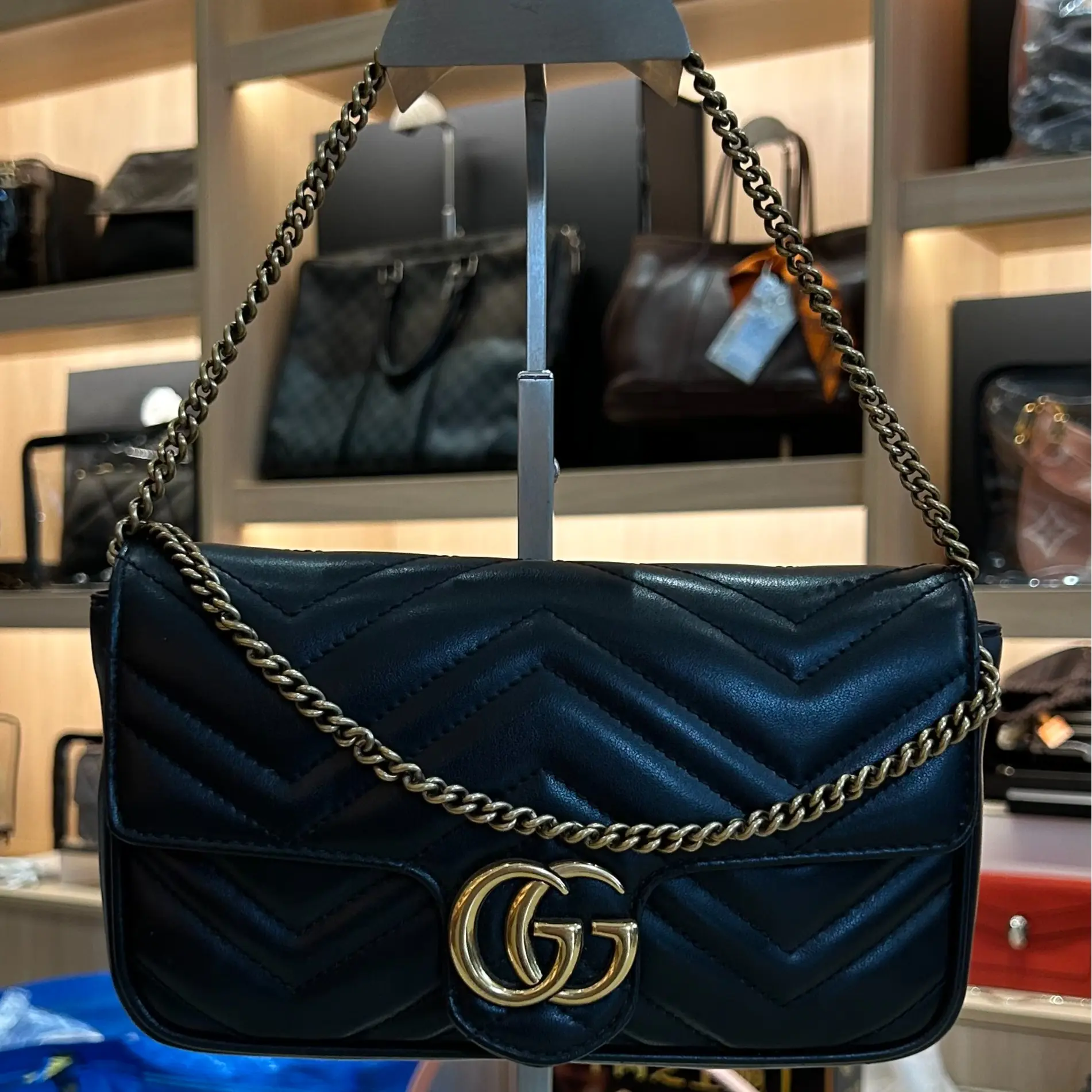 Pre-owned GUCCI Leather Marmont Black Gold GG Chain Shoulder Bag for Women (Luxury Pre Loved Handbag)