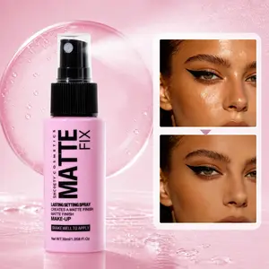 Summer matte long-lasting setting spray, lightweight mist texture that quickly forms a film, waterproof, sweat-proof, and oil-proof.