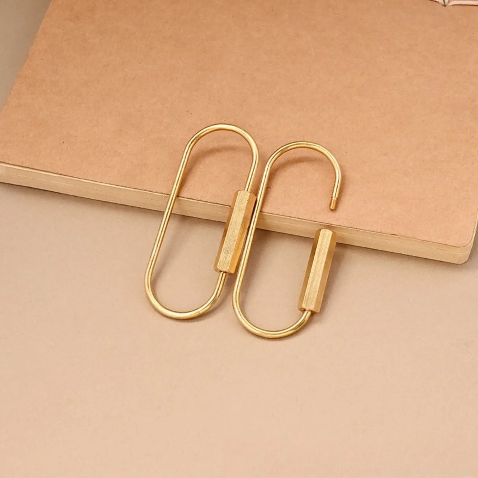 Unisex Irregular Brass Screw-Lock Keychain Ring with Snap Hook - Secure Hold, Multi-Functional Adventure Accessory for Sports & Outdoor Enthusiasts