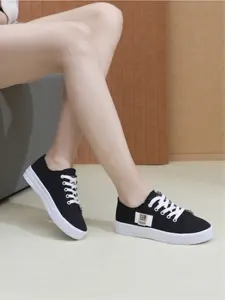 Ladies' casual canvas shoes, made of soft and skin friendly canvas material, with a thick white sole that is lightweight and resilient. Available in multiple colors, this simple and versatile style is ideal for daily commuting and campus wear