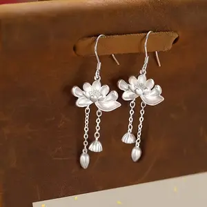 A pair of lotus earrings, lotus seeds, sweet tassels, exquisite classical style, suitable for daily banquet gifts for women's birthdays