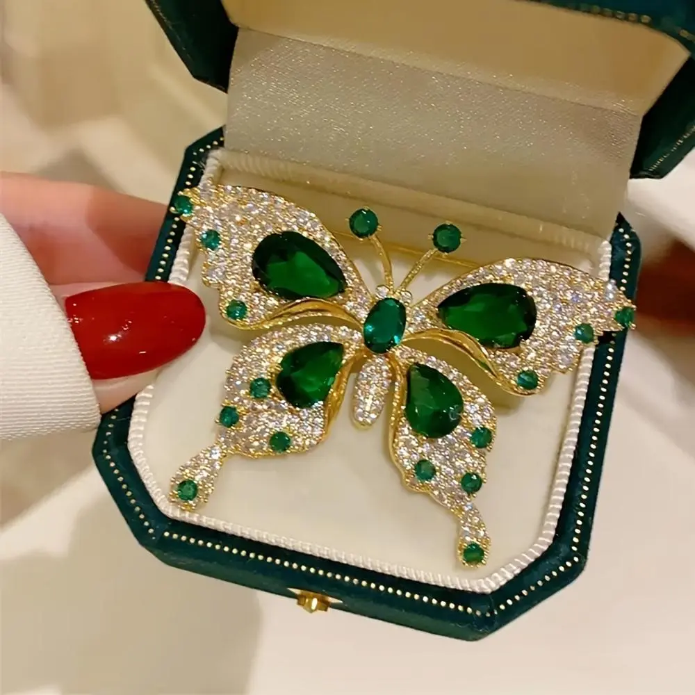 Women's Vintage Emerald Green Floral Brooch with Floral Motif, Flowers & Metal Coating - Wing Collar Accessory for Coats, Dresses | Intricate Detailing Female Gift for Weddings, Casual