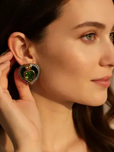 1 pair of fashionable and elegant heart-shaped diamond studded earrings, suitable for daily commuting, vacation and dating, and also a surprising and exquisite small gift.