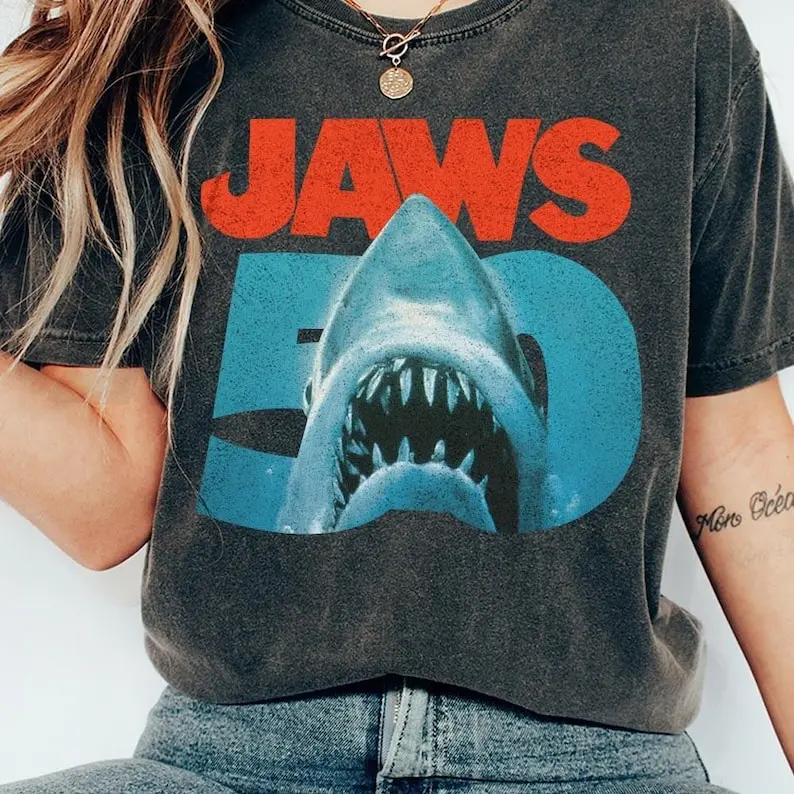 Men's 50-Year Anniversary Jaws Movie Vintage Graphic Print T-Shirt, 100% Cotton Short Sleeves Casual Top, Fitted Classic Fit, Preppy Look, Split Detail, Breathable Fabric, Vintage Theme, Crew Neck, All Seasons, Basics