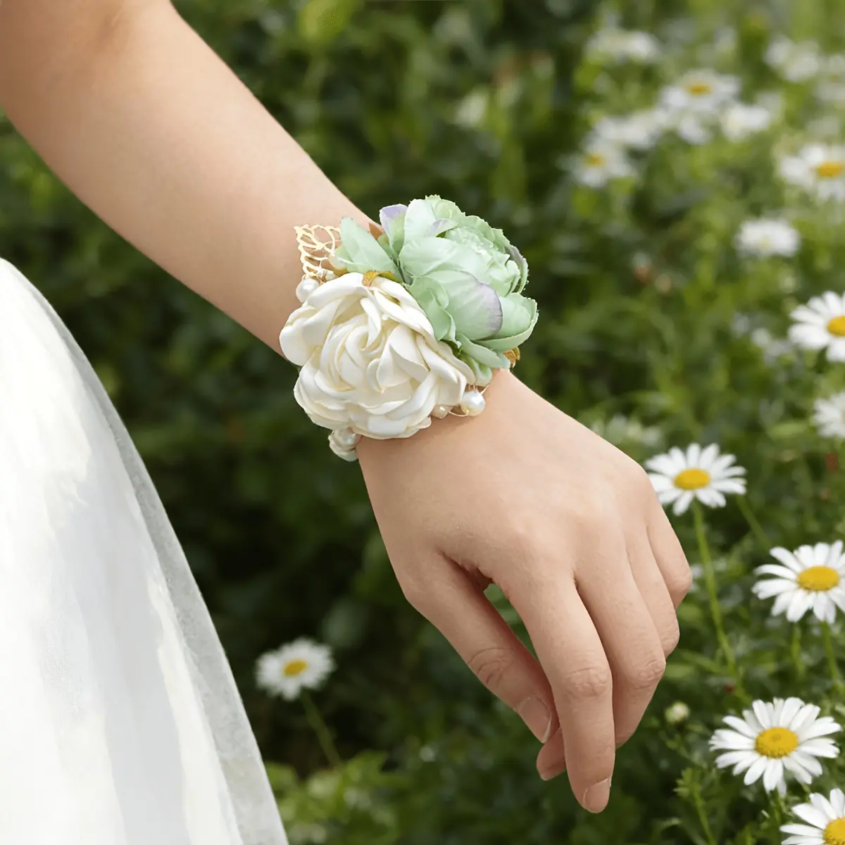 6pcs Bride and Bridesmaid Wedding Party Artificial Wrist Corsage, Handmade Beaded Golden Pin Decorated Grass Green Flower with Stretchy Pearl Hand Flower, Suitable for Prom, Parties, Valentine's Day, Anniversaries, Dinners, Receptions
