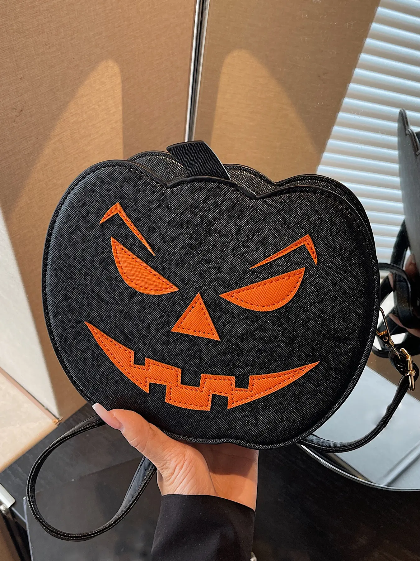Funny Halloween party pumpkin shoulder crossbody bag, trendy personality contrast color shoulder bag, fashionable and versatile shoulder commuter crossbody bag, suitable for parties, shopping and other scenes.