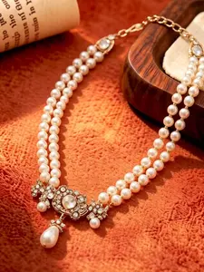 This double layered pearl diamond pendant necklace features an elegant double layered pearl chain paired with a vintage diamond setting design, suitable for daily wear, vacation dates, and other occasions. It is also a surprising and exquisite small gift.