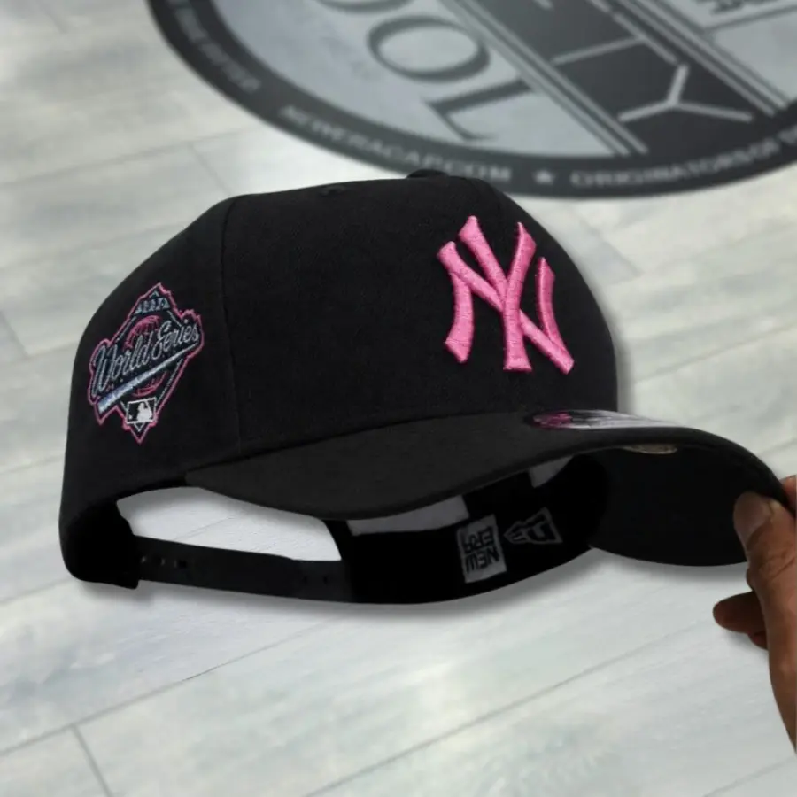 New Era New York Yankees 9FORTY Black Curved Brim Baseball Hat, Pink Embroidered NY Logo & World Series Side Patch, MLB Streetwear Cap, Collector’s Limited Edition 2026 Urban Streetwear Gorra premium, moda urbana para hombres y mujeres