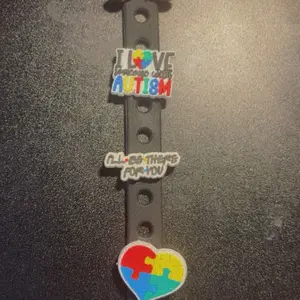 Autism Awareness Croc Bracelet with Colorful Puzzle Heart and Supportive Messages for Advocacy