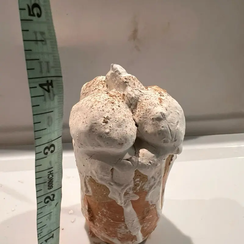 Barrolga Cantarito Petricor roto/broken Clay Cabtarito Filled with Balls of Caolin Made in Mexico Handcrafted Artisanal Decorative Piece