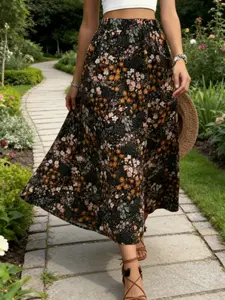 A women's black floral long Maxi dress, bohemian Casual Boho Style suitable for commuting to work, shopping, outdoor activities, indoor and outdoor dressing