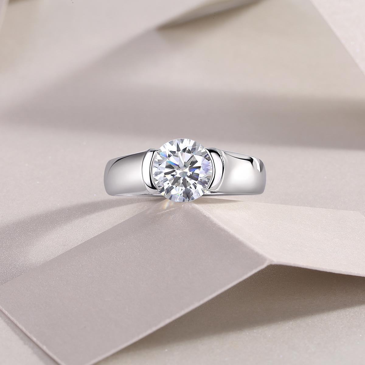 Classic semi-bezel 2-carat Moissanite ring, crafted from 925 silver plated with platinum, can be used as an engagement ring, wedding ring, date ring, everyday wear ring, Hypoallergenic ring，or birthday gift.