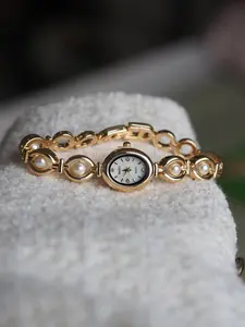 Vintage Pearl Bracelet Watch for Women, Oval Shaped Dial, Luxury Unique Design, Waterproof Quartz Analog Watch, Perfect Gift for Valentine's Day, Elegant Oval Watch