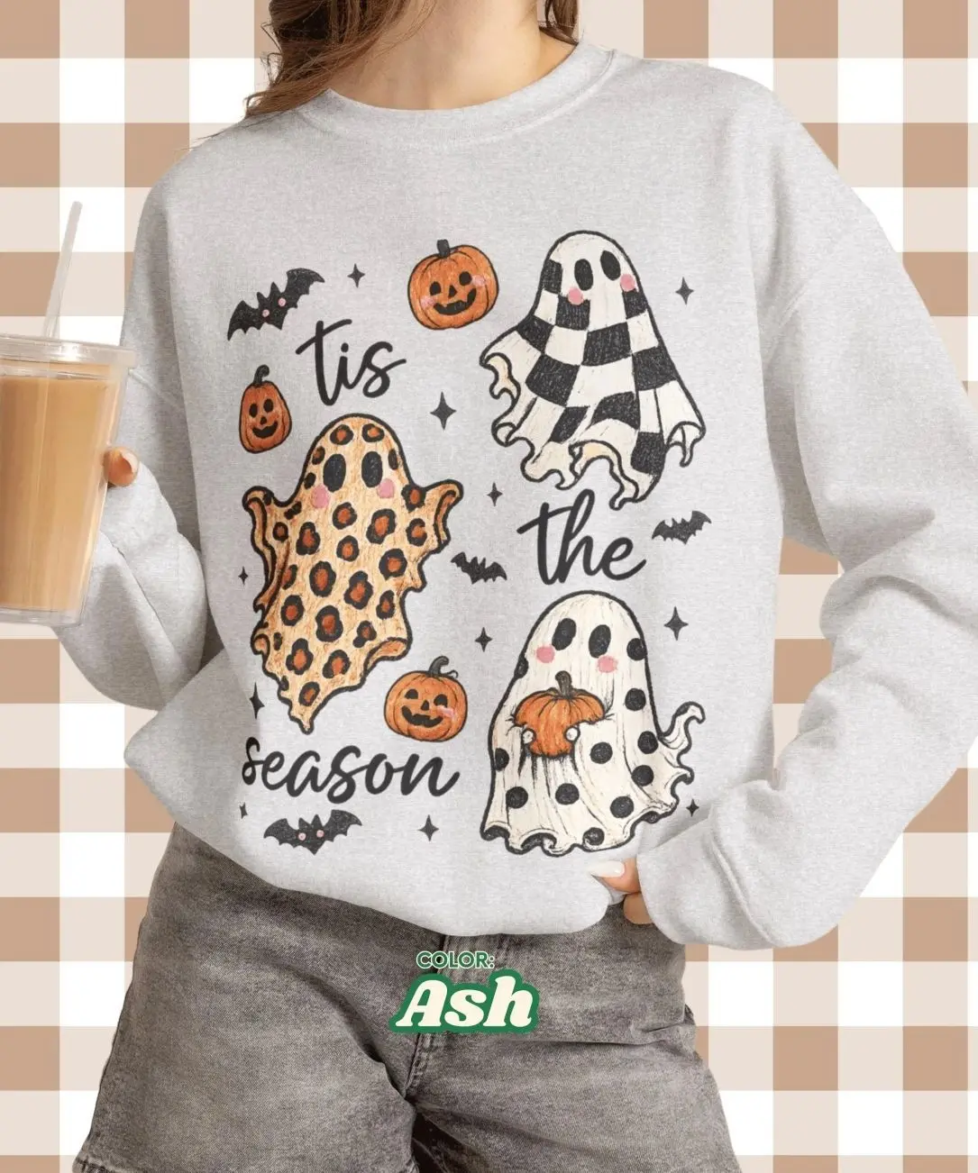 Tis The Season Ghosts Crewneck Sweatshirt, Halloween Pumpkin Spooky Leopard Checkerboard Graphic Jumper, Cute Spooky Season Outfit, Cute Ghost Fall Autumn Apparel, Trendy Spooky Vibe Sweatshirt, Fun Halloween Party Gift For Women & Men