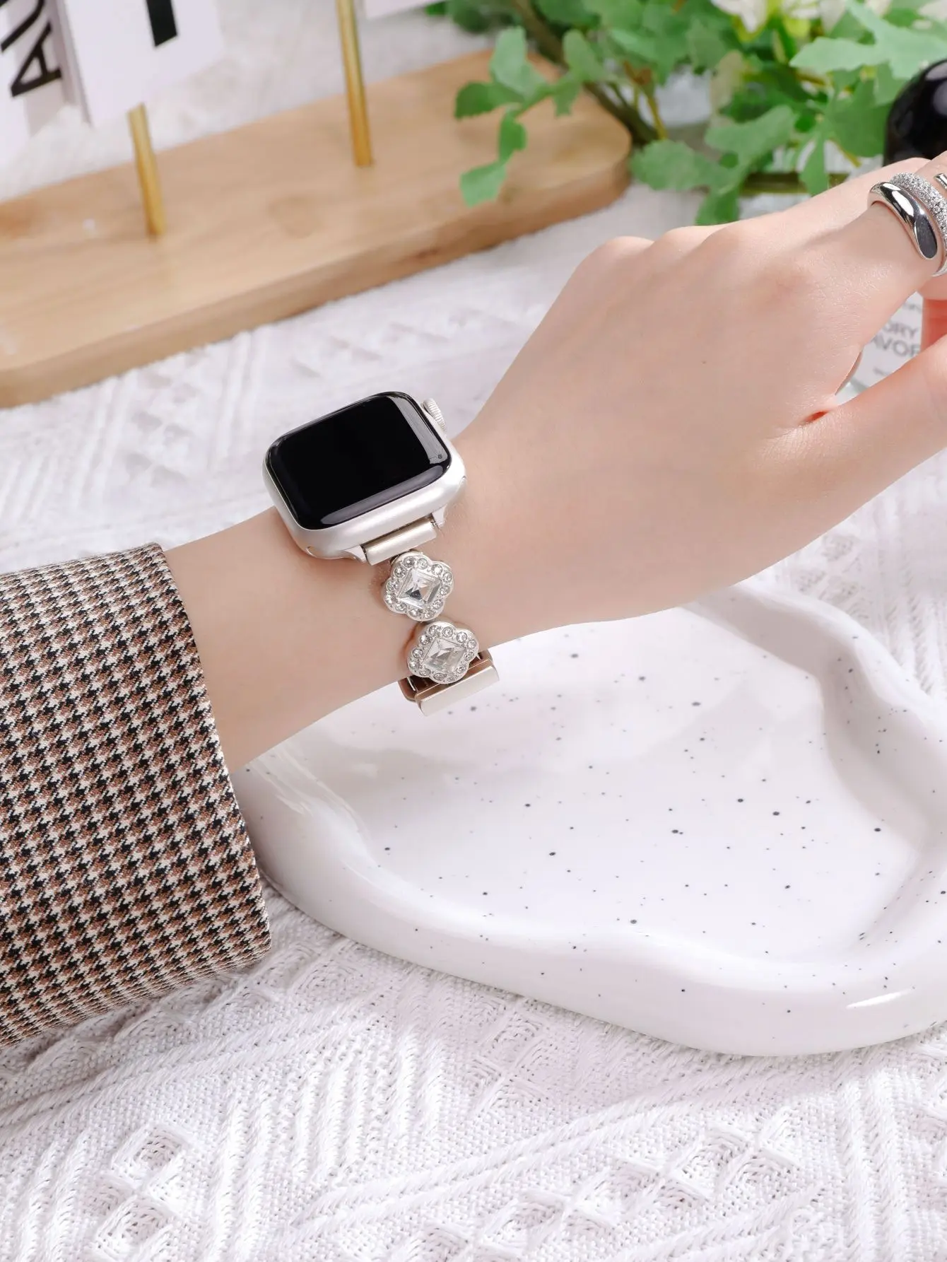 Fashionable Unisex Exquisite Leather Belt with Sparkling Rhinestones and Four-Leaf Clover Watch Strap Ultra-Fine Leather Zinc Alloy Zirconia