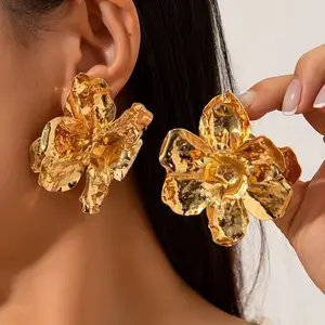 Gold Flower Earrings - Elegant Floral Design for Women's Fashion Accessory