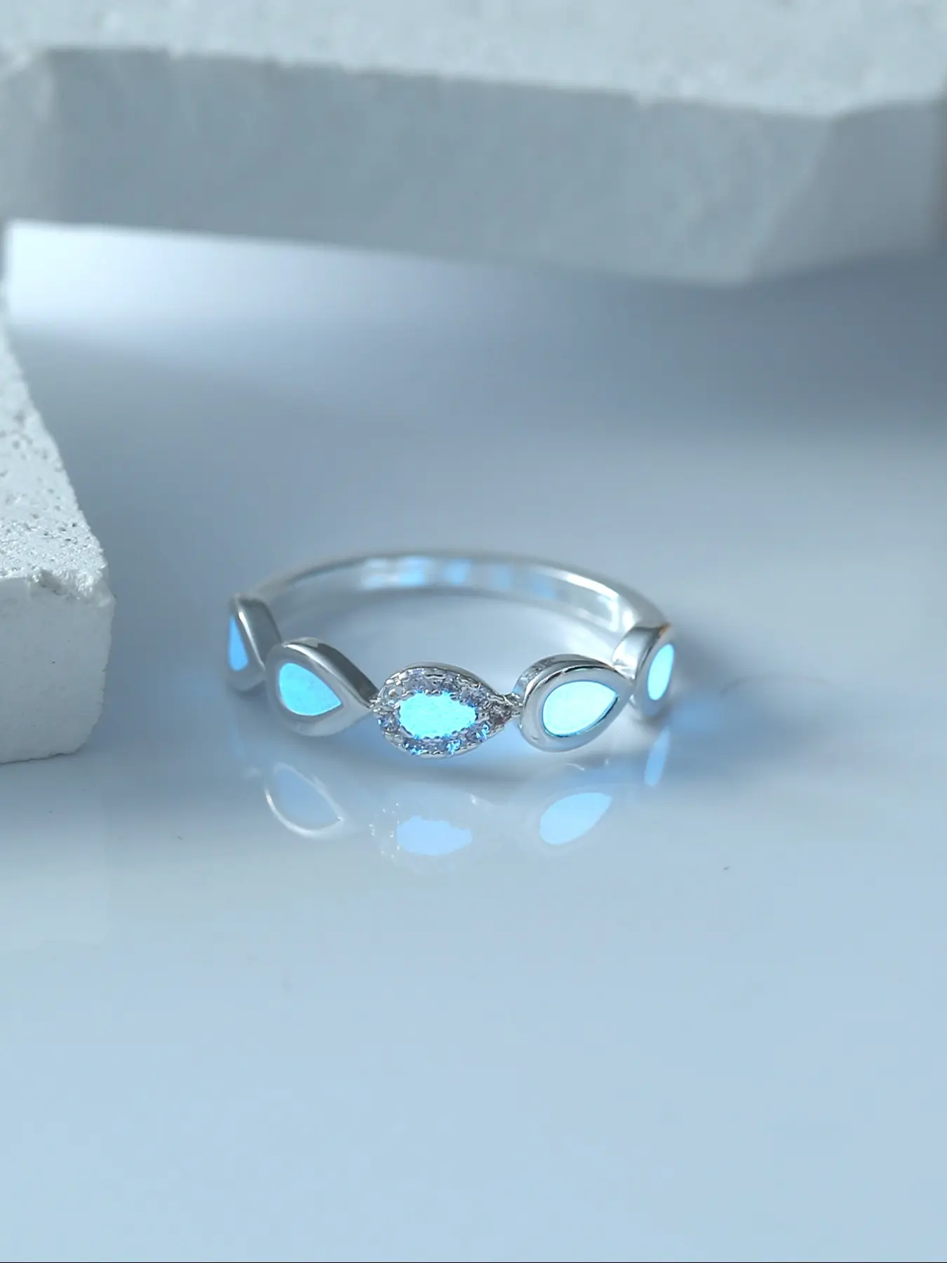 Glow-In-The-Dark Water Drop Design Ring, Unisex Micro-Pavé Cubic Zirconia Jewelry, Unique Night Glow Accessory for Men & Women