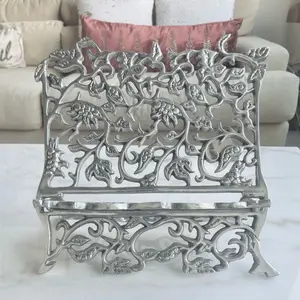 Porta biblia. Hecha de Pewter pulido mexicano.