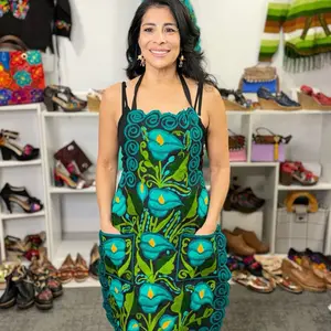 Mandil Mexicano bordado - Handmade Embroidered apron handmade in Chiapas México, hecho a mano en México