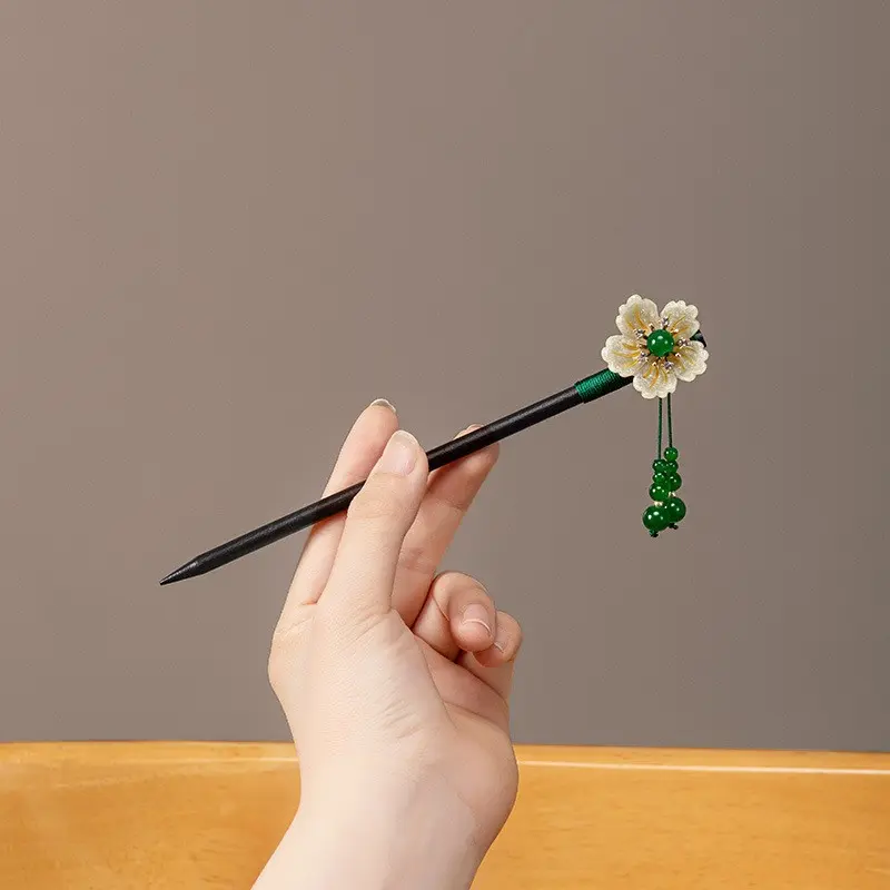 Light green chuish flower pearl tussel