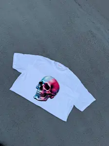 Skull Style Cropped Tee – White Short Sleeve Crop Top with Skull Design