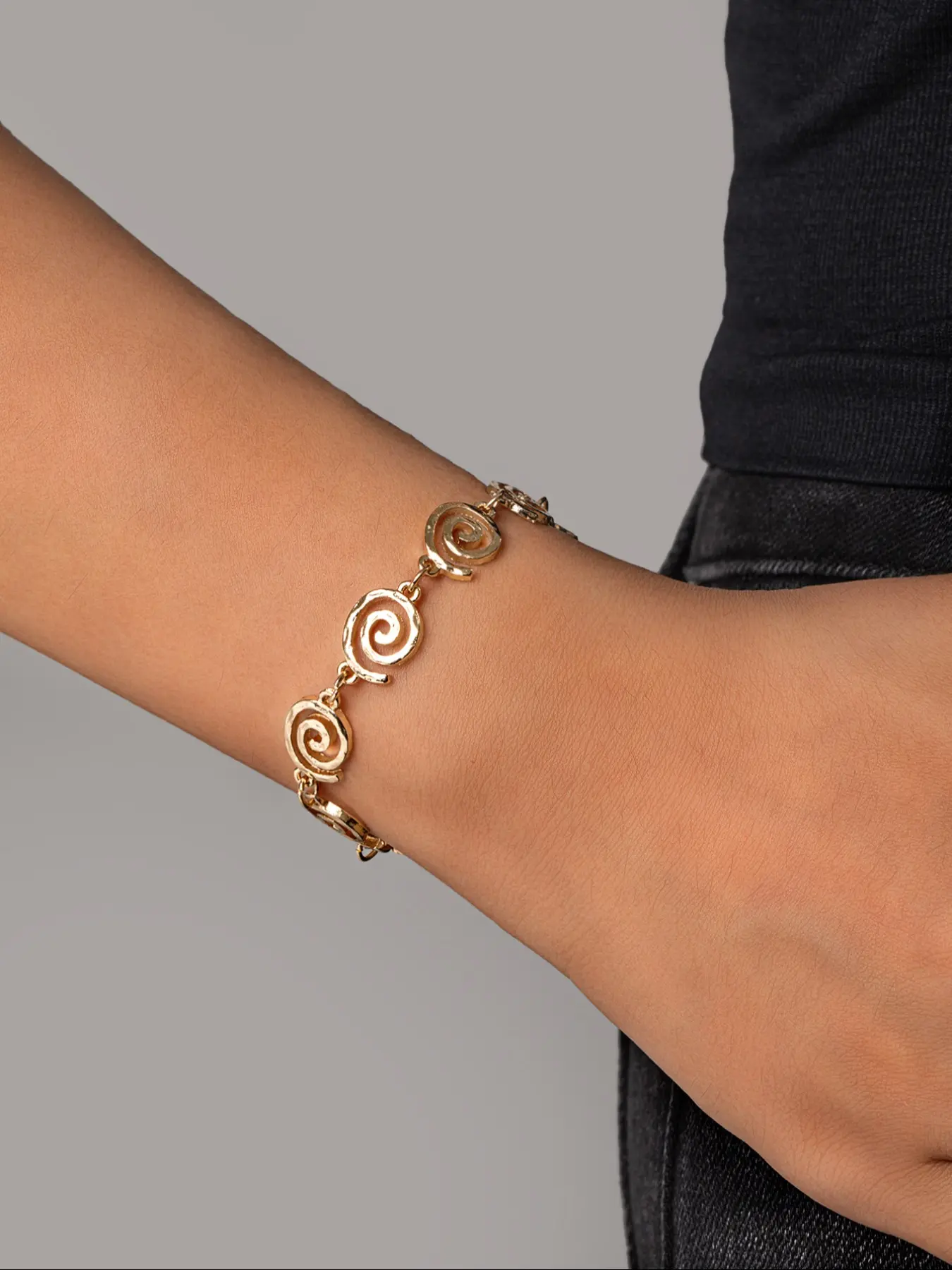 Women's Geometric Spiral Disc Chain Bracelet, Exaggerated Style, Daily Wear, Perfect Gift for Holidays, Versatile Jewelry Accessory