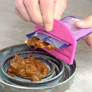 Cat Food Squeezer, Compatible with Most Cat Food Bags, Convenient Feeding Tool for Your Pet, Easy Use, 1 Piece Pack