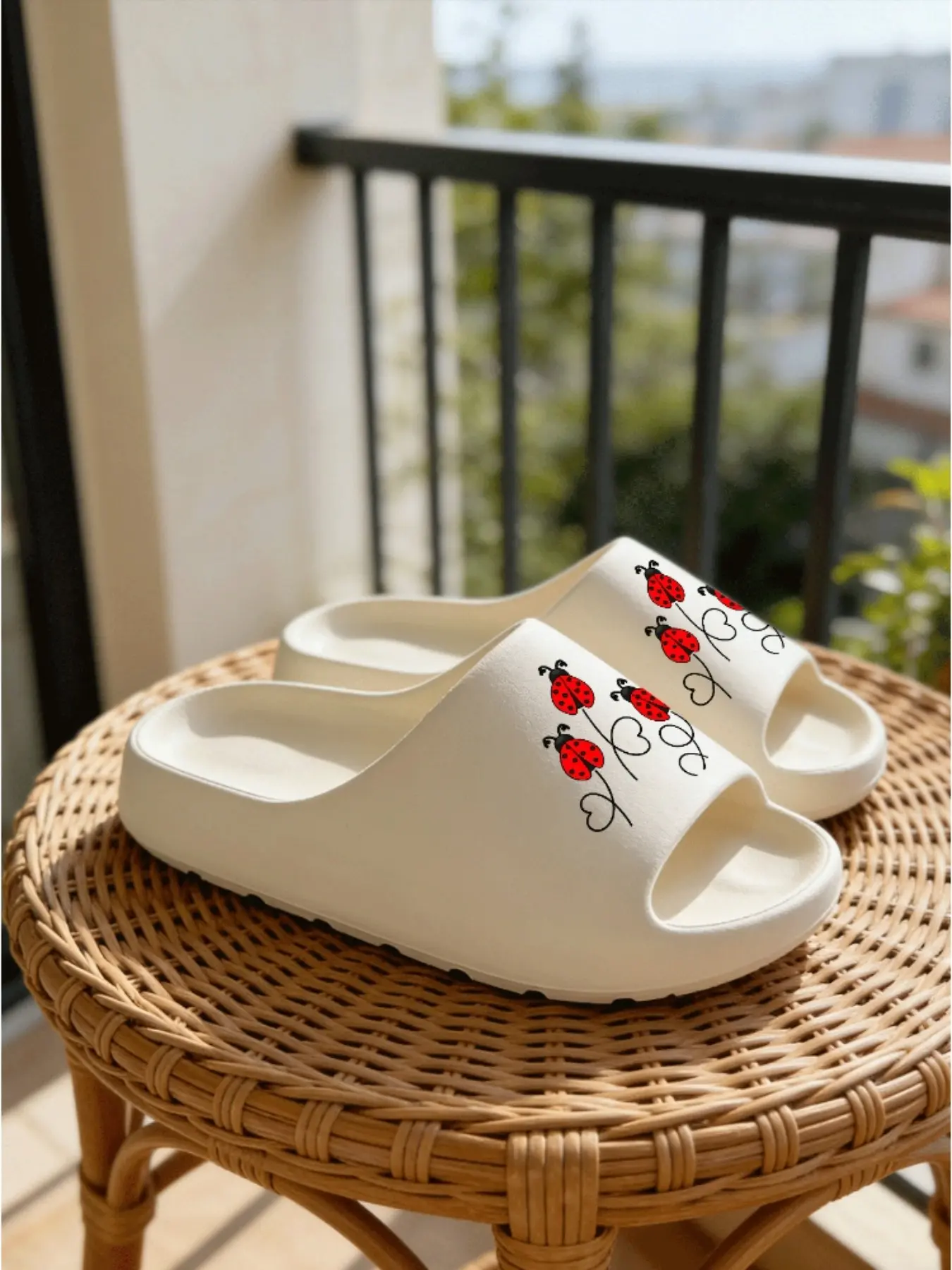 Women's Hand-Drawn Heart Ladybug Print Eva Slippers, Waterproof Anti-Slip Silent, Ideal for Bathroom Bedroom Commute, Lucky Ladybug Design