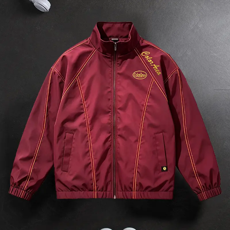 Men’s vintage racing sports jacket, stand collar zip-up windproof outerwear with retro embroidery and color-block design, loose casual streetwear top suitable for everyday wear in spring and autumn.