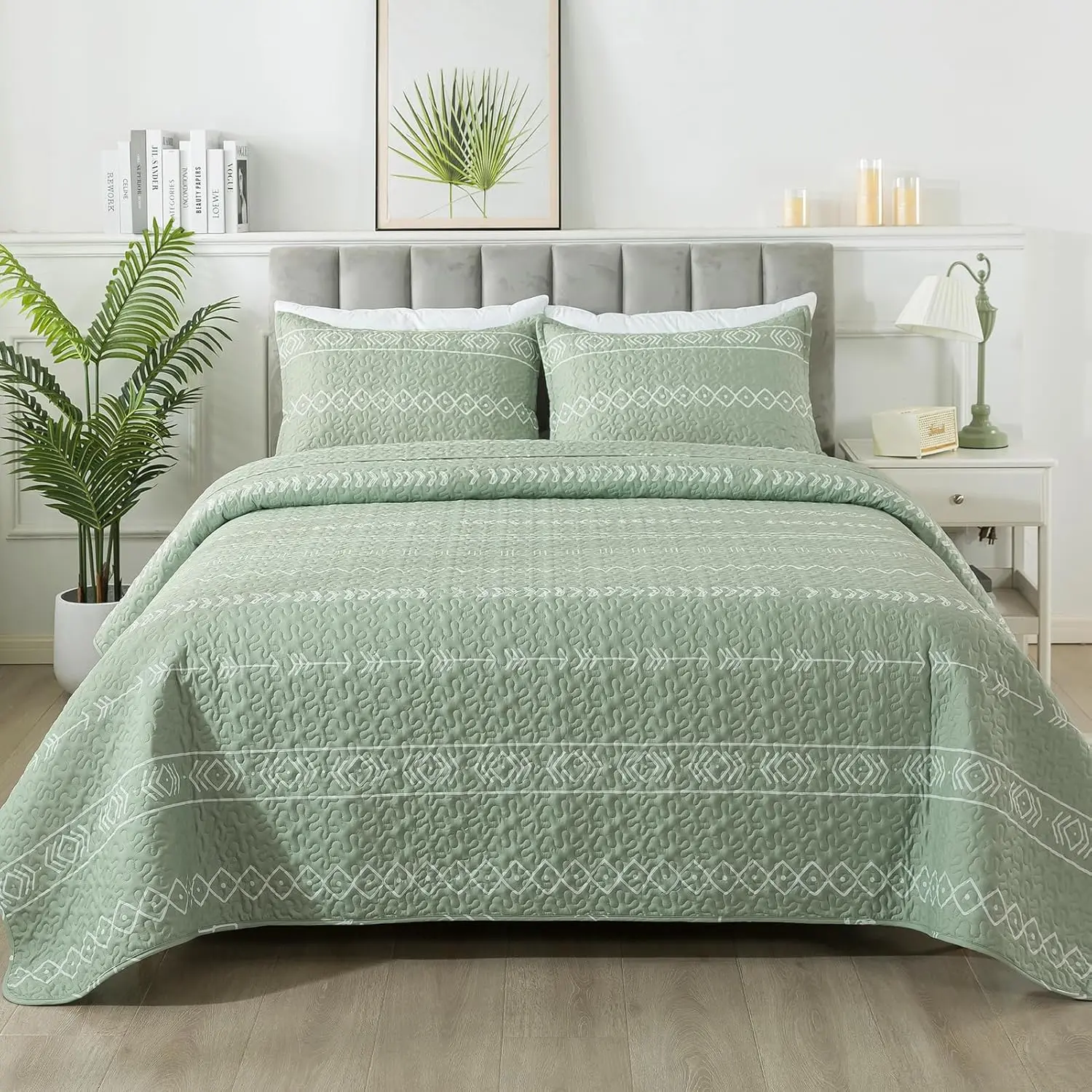 3-Piece Sage Green Geometric Stripes Triangle Printed Microfibre Quilt Set - California King (112x104 in), Durable Fade-Resistant Bohemian Summer Lightweight Bedspread Coverlet with Multilayer Stitch, 1 Quilt, 2 Pillowcases, Machine Washable