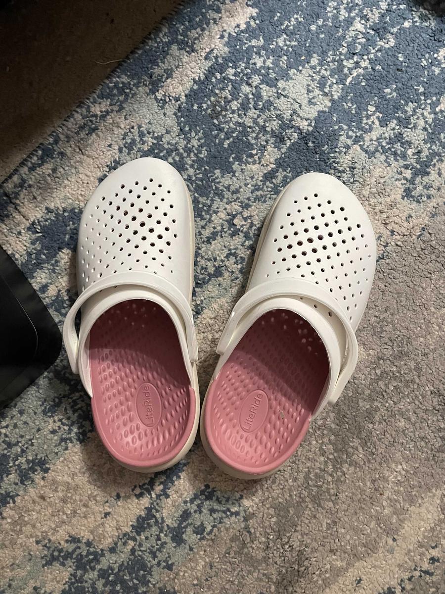 Item: White, Womens 9/Mens 7