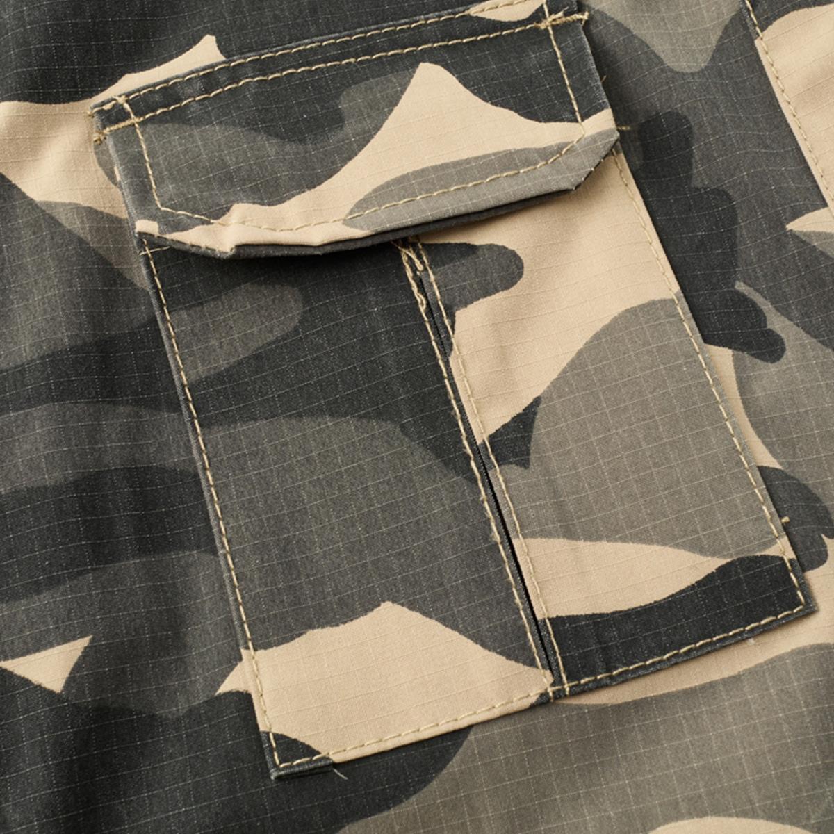 Heavyweight camouflage work pants that are durable and highly functional, featuring a camouflage pattern for work environments and spring use.