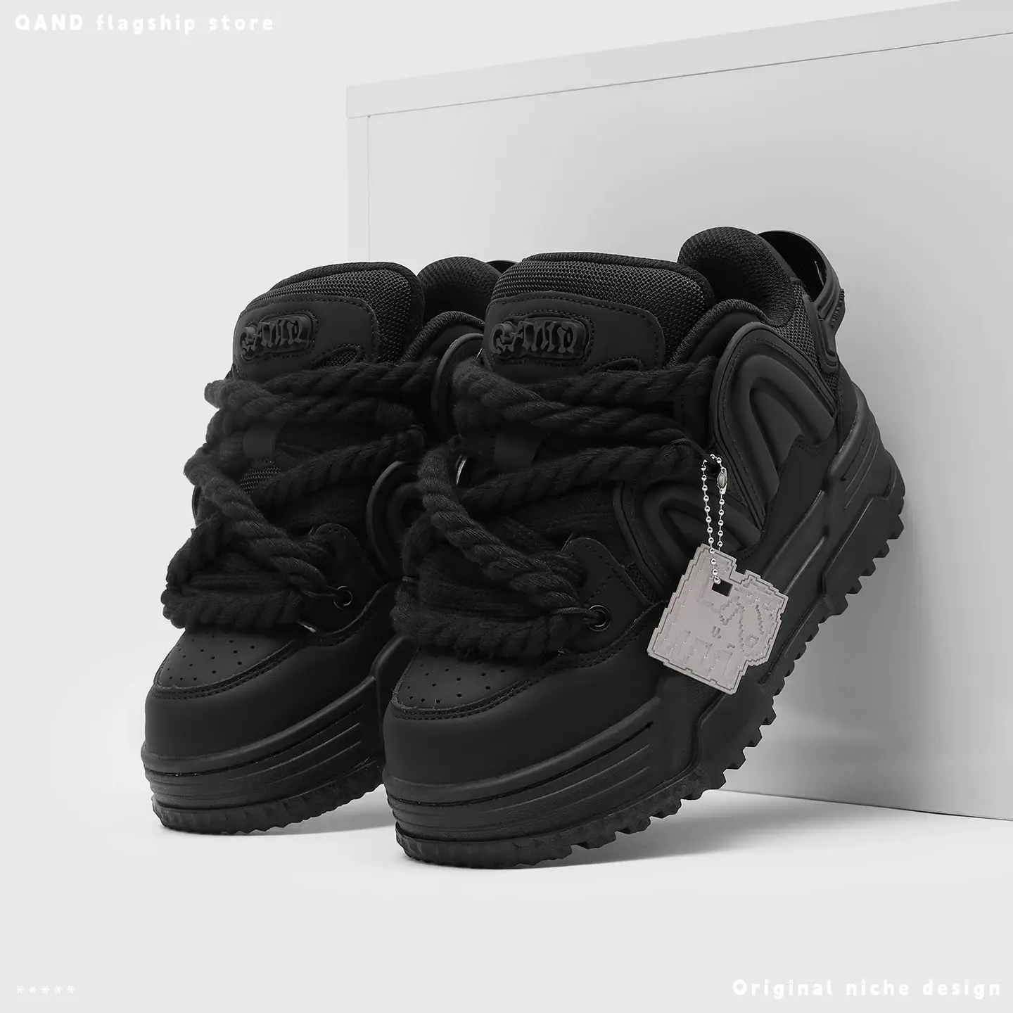 Q-AND Men's casual sports shoes, black skate shoes, simple and versatile, thick-soled, height-increasing by 5cm, comfortable and breathable, fashionable outfit items, suitable for outdoor sports, daily wear, unisex couple bread shoes, skate shoes Sneaker