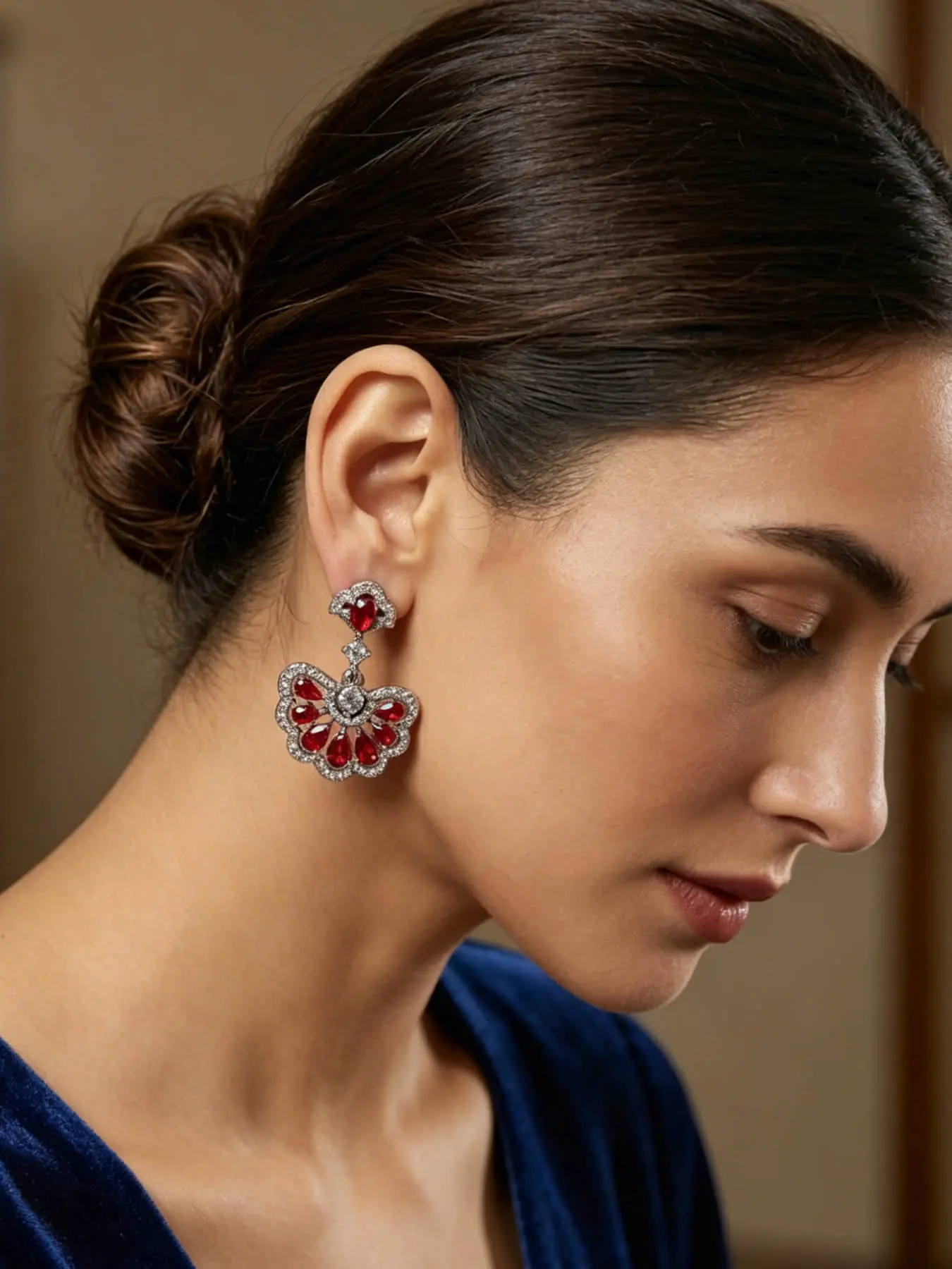 A pair of classical and luxurious fan shaped ruby earrings, with an elegant hanging design that outlines a gentle style, suitable for various dressing scenarios, and is also a charming and delicate small gift for daily commuting.