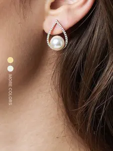A pair of teardrop pearl earrings, natural freshwater pearls, inlaid with zirconia, the fittings are made of silver, very shiny, elegant and beautiful,Beautiful jeweller for women for dating and everyday wear