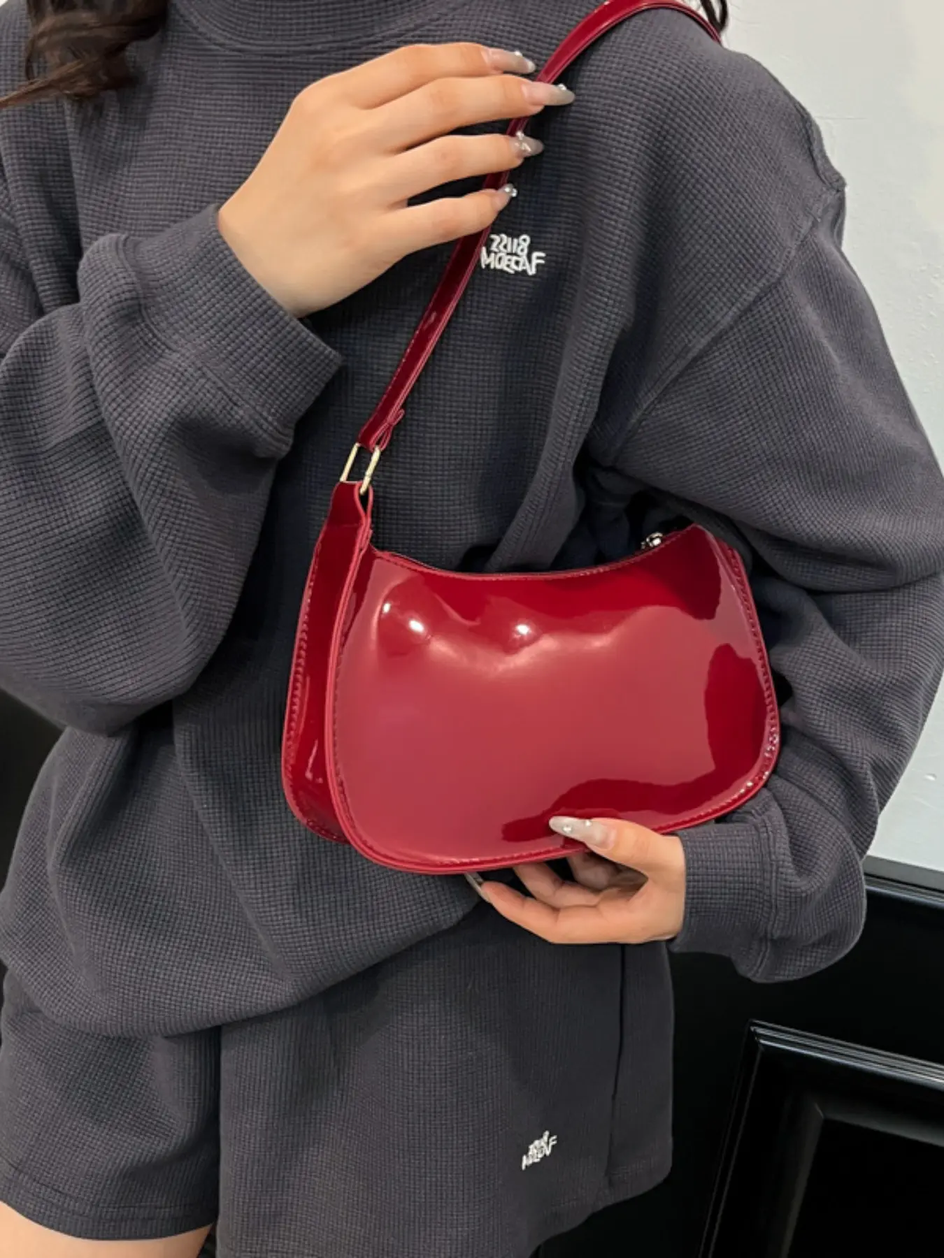 Lightweight Faux Leather Fashionable Shoulder Bag, Glossy Handbag for Women and Teens, Casual Design, Commuter Bag, Ideal for Office, School, Travel, Commuting