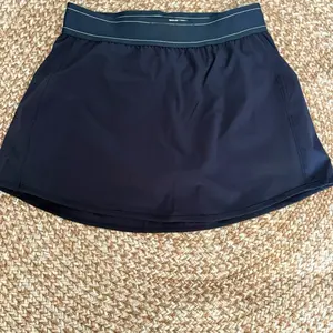 Falda deportiva para mujer con short interior, tela ligera y transpirable, ideal para tenis, yoga, gimnasio y uso casual.”
