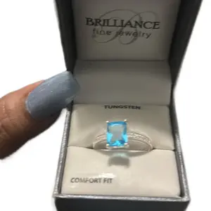Brilliance Fine Jewelry Tungsten Comfort Fit Anillo de Plata 925   con Piedra Azul Elegante Regalo Perfecto para Amiga