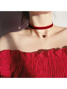 Women's black velvet choker with heart-shaped pendant, a high-class collar necklace, a neck accessory in the Harajuku style, suitable for collarbone adornment.