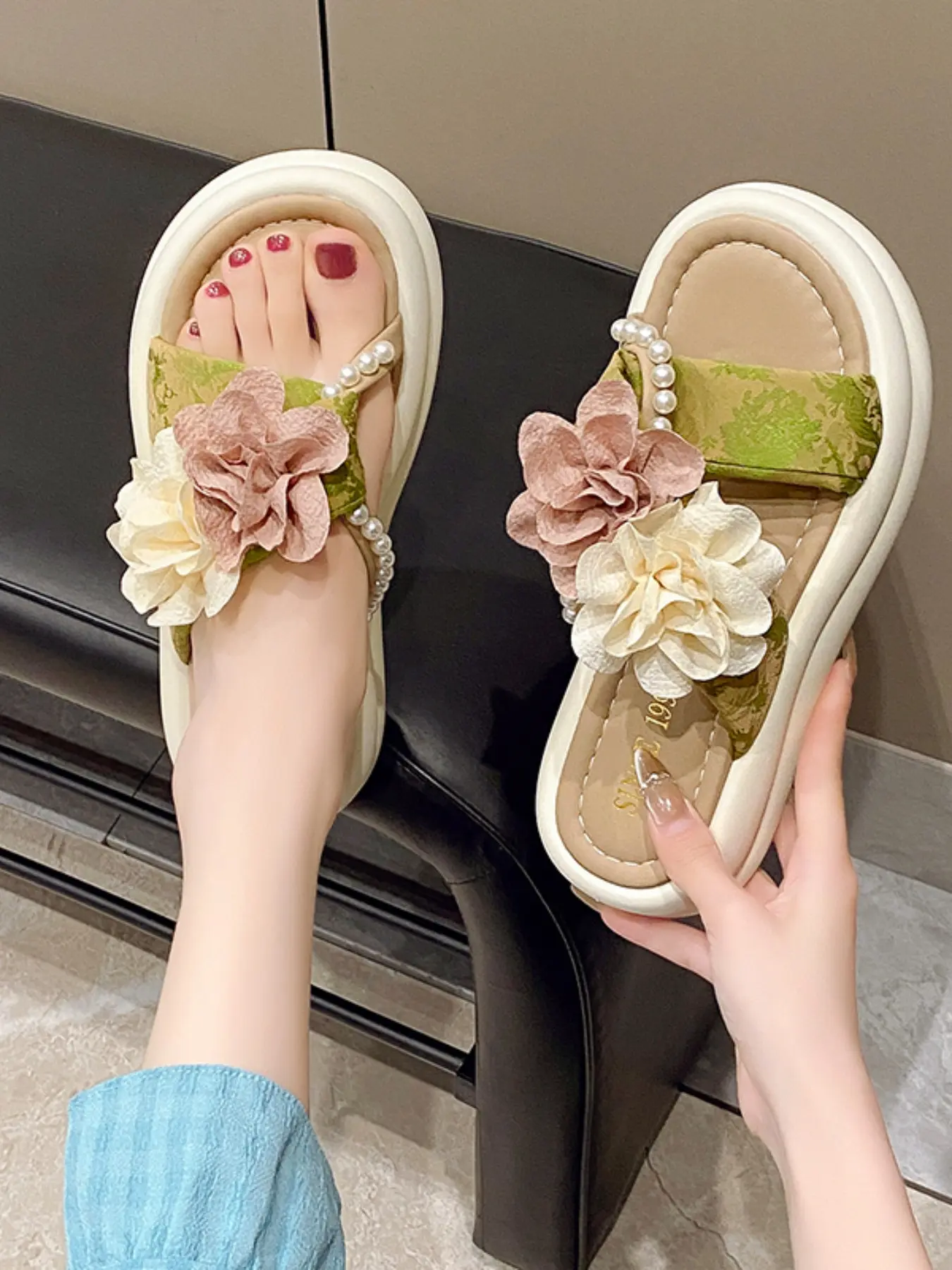 A pair of new large-size women's open-toe floral-decorated slip-on sandals for outdoor wear, stylish, simple, comfortable, lightweight, and fashionable for everyday use, Boho Style Slippers, Elegant Slippers