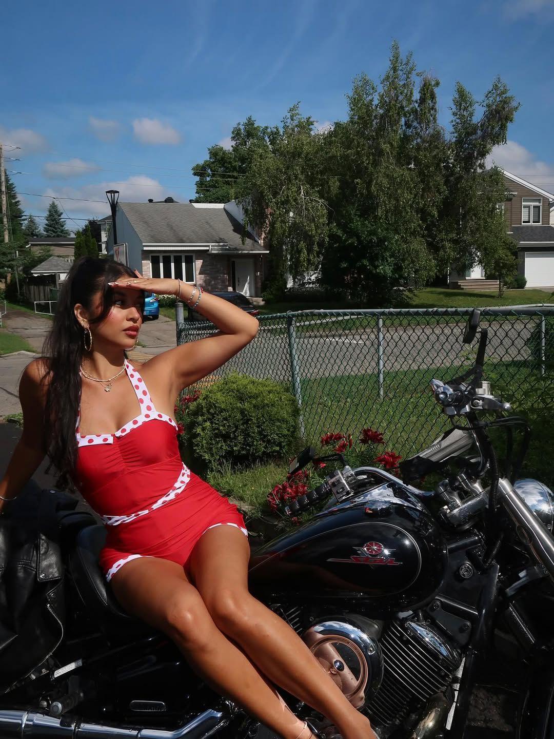 Retro Stage 1940S Wine Red & White Spliced One - Piece Swimsuit Ideal for Casual Travel, Sunbathing on the Beach, Beach Vacation Parties, and Swimming - Flaunt Fashionable Sexy Style in All Seaside Activities Swimwear Polka Dots Classic Vintage