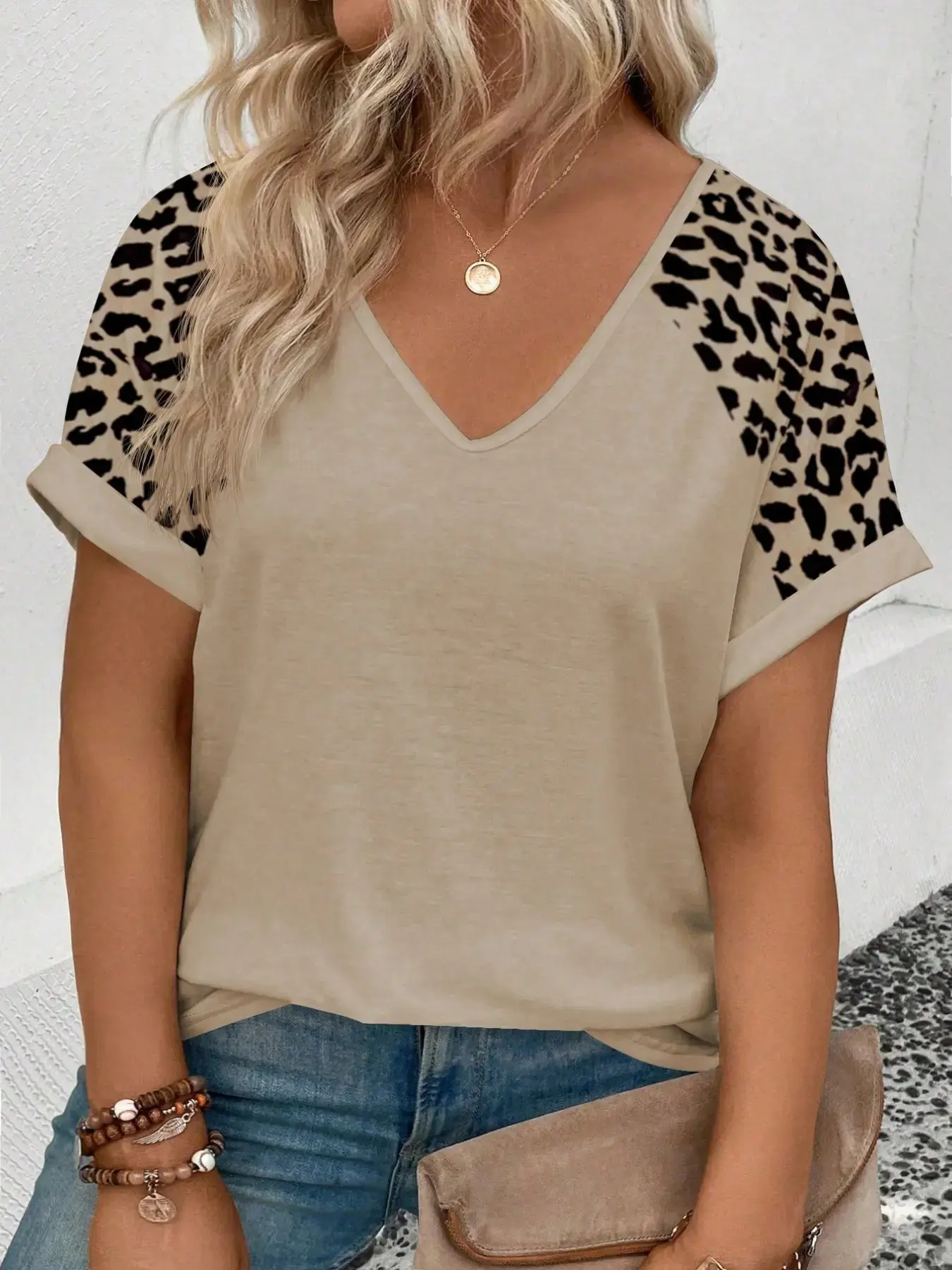 Plus Size Fashion Chic Leopard Print V-Neck T-Shirt, Casual Short-Sleeve Loose-Fit Top, Soft Breathable Fabric, Y2K Clothes, Trendy Summer Wear, Comfortable Relaxed-Fit Shirts, Stylish Animal Pattern Tee for Parties & Daily Wear, Streetwear