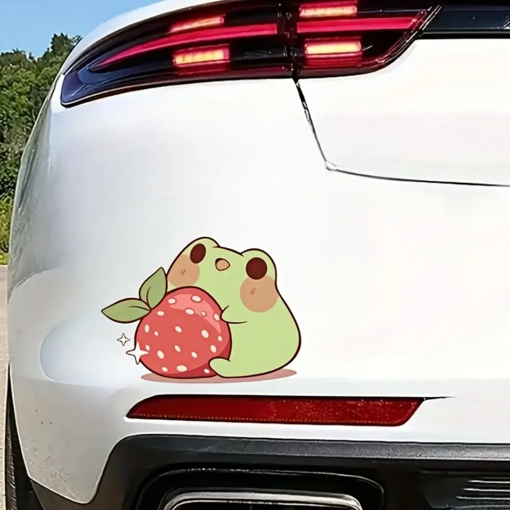 1PC Eye-Catching Cute Sweet Strawberry-Holding Frog-Style Logo Sticker For Car Bodies, Personality Backpacks, Decor Items Cute Frog + Big Strawberry Decor Fill With Cute Style Lover's Sweet Soft Vibe Easily Grasp Cute Sweet Trend Style