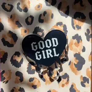 Good Girl Black Heart Kindle Grip, Cozy Bookish Grip for E-Readers, Dark Romance Aesthetic Accessory Magnetic Grip,  sticky Compact Holder Stand pop socket Detachable Magnetic