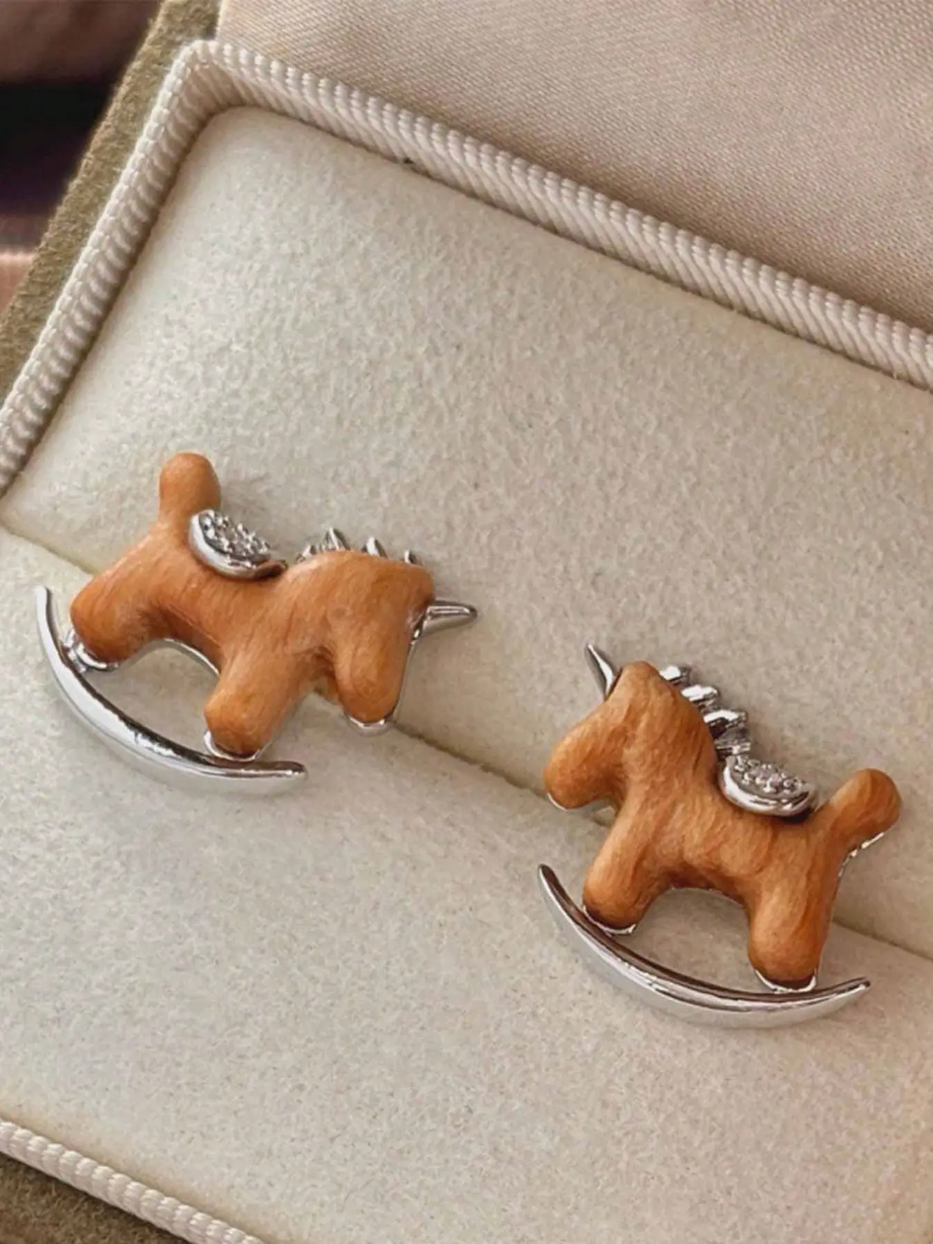 「Vintage Wooden Horse Earrings for Women, Simple Retro Design Suitable for Daily Wear, Perfect for Any Occasion」