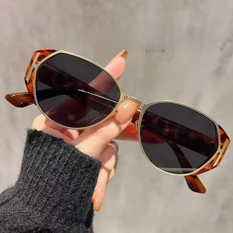 Women's 1950s Retro Cat-Eye Sunglasses - Tortoise Shell-Frame with Gold Rim, Dark Black UV400 Polarized PC Plastic Lenses, Bold Ergonomic Secure Fit Driving Eyewear for Mother/Wife, 50s Style Women's Sunglasses for Anniversaries, Polarized Glasses, Female