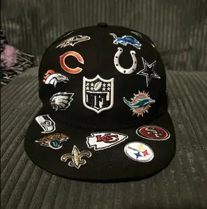 NFL Team Logos Snapback Cap – Premium Black Flat Brim Baseball Hat Featuring Embroidered NFL Team Patches and Bold Streetwear Style