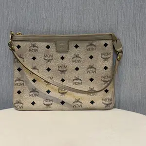 Pre-owned MCM Cream Visetos Clutch: Classic Logo Print Shoulder Bag