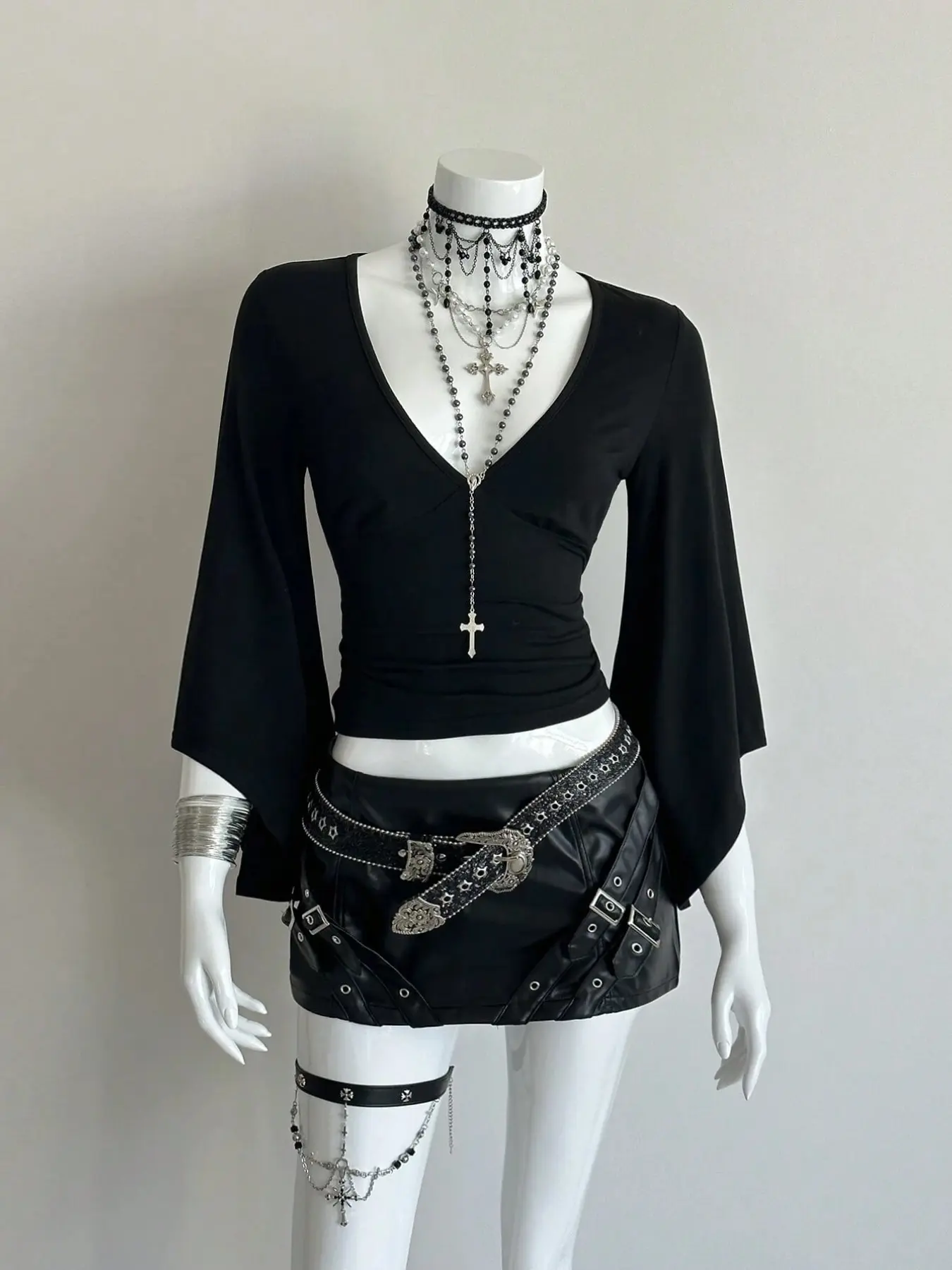Women's Y2K Gothic Flare Sleeve Short Top, Flared Sleeves, Deep V Waist Cinching Slim Fit Solid Plain T-Shirt, Fashionable Casual Wear Vibe, Casual Classy Top, Womenswear